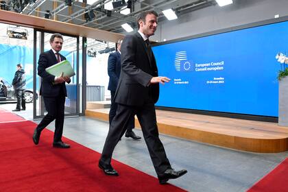 El presidente francés Emmanuel Macron, centro, llega para la cumbre de la UE en Bruselas, el jueves 23 de marzo de 2023. (John Thys, Pool Photo vía AP)