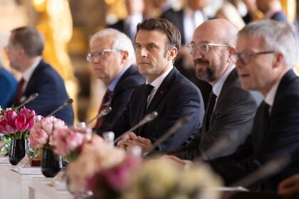 El presidente francés Emmanuel Macron, centro, flanqueado por el presidente del Consejo Europeo, Charles Michel, 2do derecha, y el jefe de asuntos exteriores de la UE, Josep Borrell, 2do izquierda, asisten a una cumbre informal de la UE en el Chateau de Versailles en Versalles, al oeste de París, viernes 11 de marzo de 2022. (Ian Langsdon, Pool via AP)