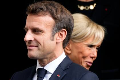 El presidente francés Emmanuel Macron con su esposa Brigitte en el Vaticano el 24 de octubre del 2022.  (Foto AP/Alessandra Tarantino)
