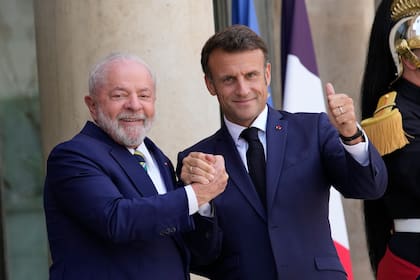 El presidente francés, Emmanuel Macron, da la bienvenida al presidente brasileño, Luiz Inacio Lula da Silva, antes de un almuerzo de trabajo el viernes 23 de junio de 2023 en el Palacio del Elíseo en París.