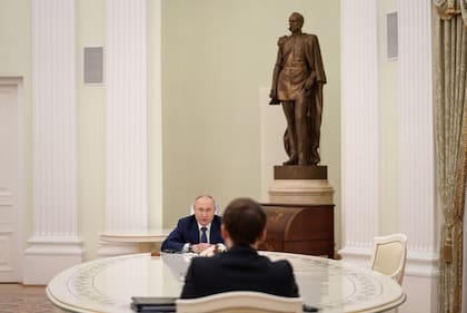 El presidente francés, Emmanuel Macron, debate el futuro del conflicto en Ucrania con su homólogo ruso, Vladimir Putin.