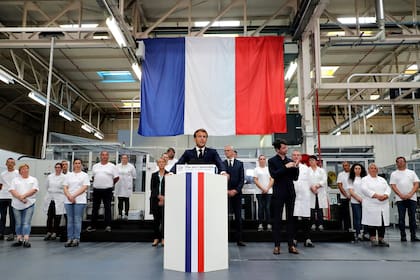 El presidente francés, Emmanuel Macron, durante su visita a la fábrica de Valéo