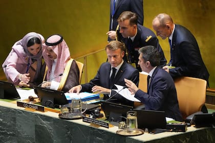 El presidente francés, Emmanuel Macron, en el centro, se prepara para hablar durante una reunión de alto perfil en las Naciones Unidas