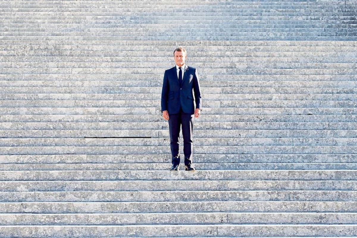 El presidente francés, Emmanuel Macron, en las escaleras del Palacio de Chantilly, cerca de París