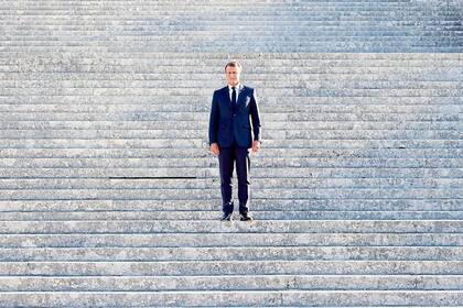 El presidente francés, Emmanuel Macron, en las escaleras del Palacio de Chantilly, cerca de París
