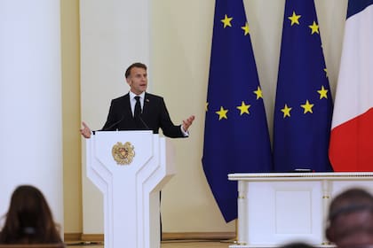 El presidente francés Emmanuel Macron en una rueda de prensa durante la cumbre UE-Armenia