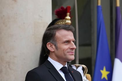 El presidente francés Emmanuel Macron espera al presidente de Angola, João Lourenco, el jueves 16 de enero de 2025 en el Palacio del Elíseo en París