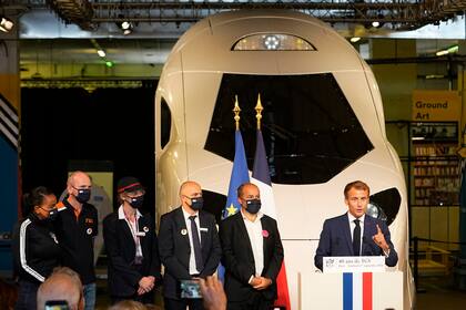 El presidente francés Emmanuel Macron habla frente a una réplica de tamaño natural del tren de alta velocidad de próxima generación en la estación Gare de Lyon, París, viernes 17 de setiembre de 2021.(AP Foto/Michel Euler, Pool)