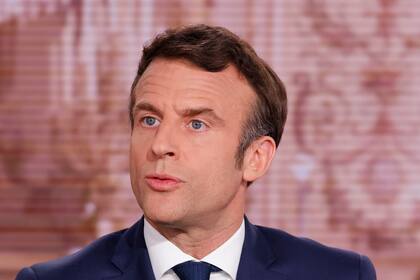 El presidente francés  Emmanuel Macron habla en el programa televisivo « 10 minutes pour convaincre » en la estación TF1 en Boulogne-Billancourt, en las afueras de Paris, el 6 de abril del 2022.  (Ludovic Marin, Pool vía AP)