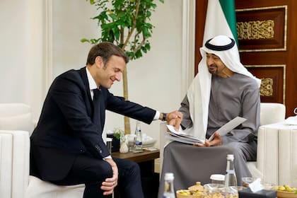 El presidente francés Emmanuel Macron (i) con el líder de los Emiratos Árabes Unidos  Sheikh Mohammed bin Zayed Al Nahyan en Abu Dabi el 15 de mayo del 2022. (Christian Hartmann, Pool via AP)