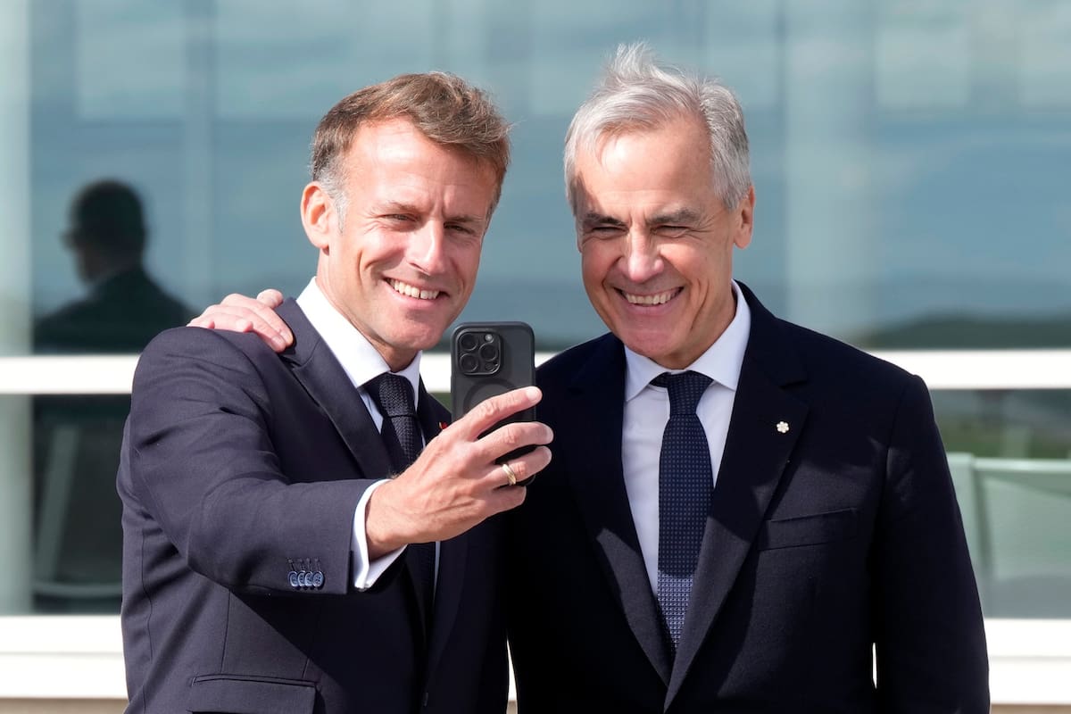 El presidente francés Emmanuel Macron, izquierda, se toma una selfie con el primer ministro canadien