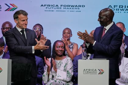 El presidente francés Emmanuel Macron, izquierda, y su homólogo keniano William Ruto, derecha, participan en la sesión juvenil "África Adelante, Creación en Movimiento", durante la Cumbre África Adelante en la Universidad de Nairobi, Kenia