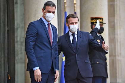 El presidente francés Emmanuel Macron junto con su par español Pedro Sánchez antes de dar positivo de coronavirus