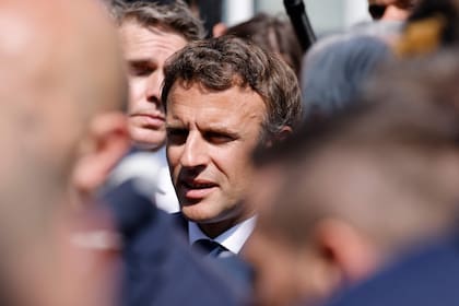 El presidente francés Emmanuel Macron  llega para reunirse con los residentes en la plaza del mercado de Saint-Christophe en Cergy, suburbio de París, el 27 de abril de 2022