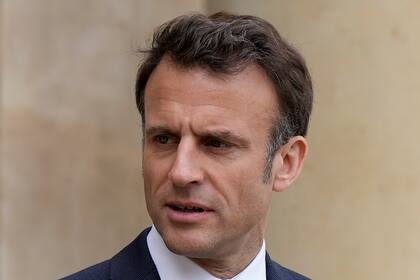 El presidente francés, Emmanuel Macron, mira mientras habla con veteranos de guerra senegaleses el viernes 14 de abril de 2023 en el Palacio del Elíseo en París.