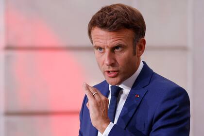 El presidente francés Emmanuel Macron pronuncia un discurso luego de una videoconferencia sobre la crisis energética con el canciller alemán Olaf Scholz, en el Palacio del Elíseo, en París, el lunes 5 de septiembre de 2022. (Ludovic Marin, Pool vía AP)