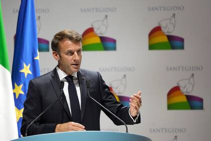 El presidente francés Emmanuel Macron pronuncia su discurso en el congreso internacional "Grito por la Paz", organizado por la Comunidad de Sant'Egidio, el domingo 23 de octubre de 2022, en Roma. (Foto AP/Alessandra Tarantino)