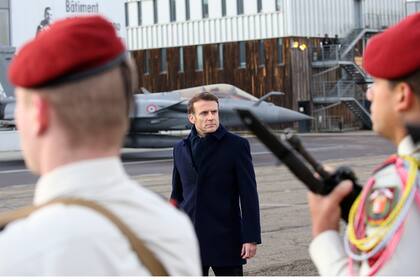 El presidente francés Emmanuel Macron revista las tropas antes de su discurso de Año Nuevo al ejército, base aérea Mont-de-Marsan, viernes 20 de enero de 2023. (AP Foto/Bob Edme, Pool)