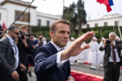 El presidente francés Emmanuel Macron saluda a los marroquíes tras dar un discurso en el Parlamento, en Rabat, la capital de Marruecos, el martes 29 de octubre de 2024 (AP Foto/Mosa'ab Elshamy)