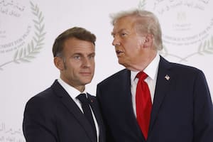El presidente francés, Emmanuel Macron, y el presidente estadounidense, Donald Trump, se dan la mano durante la ceremonia de saludos en la Cumbre de Paz de Gaza en Sharm El-Sheikh, el 13 de octubre de 2025