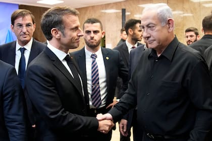 El presidente francés, Emmmanuel Macron, saluda al primer ministro israelí, Benjamin Netanyahu, en octubre de 2023