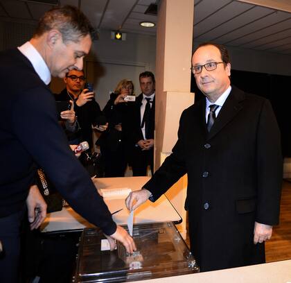 El presidente francés, François Hollande, depositó su voto en su circunscripción de Tulle