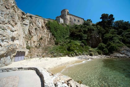 El presidente francés pasará sus vacaciones con su mujer Brigitte en una antigua fortaleza de la Costa Azul