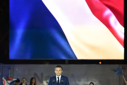 El presidente francés y candidato del partido La Republique en Marche (LREM) a la reelección, Emmanuel Macron, celebra tras su victoria en las elecciones presidenciales de Francia, en el Campo de Marte de París, el 24 de abril de 2022.