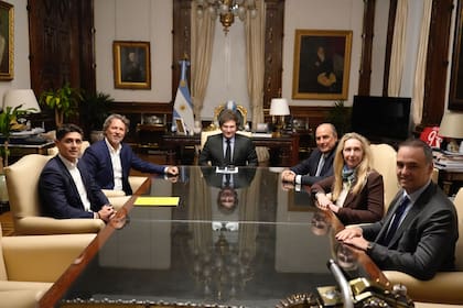 El Presidente, Francos, Karina Milei y Adorni, junto a ejecutivos de Mercado Libre