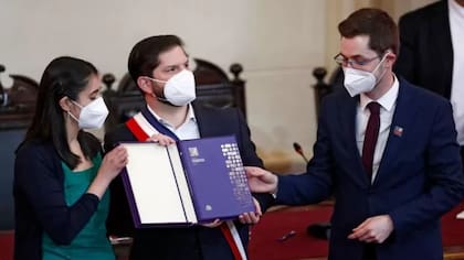 El presidente Gabriel Boric al recibir el borrador de nueva Constitución.