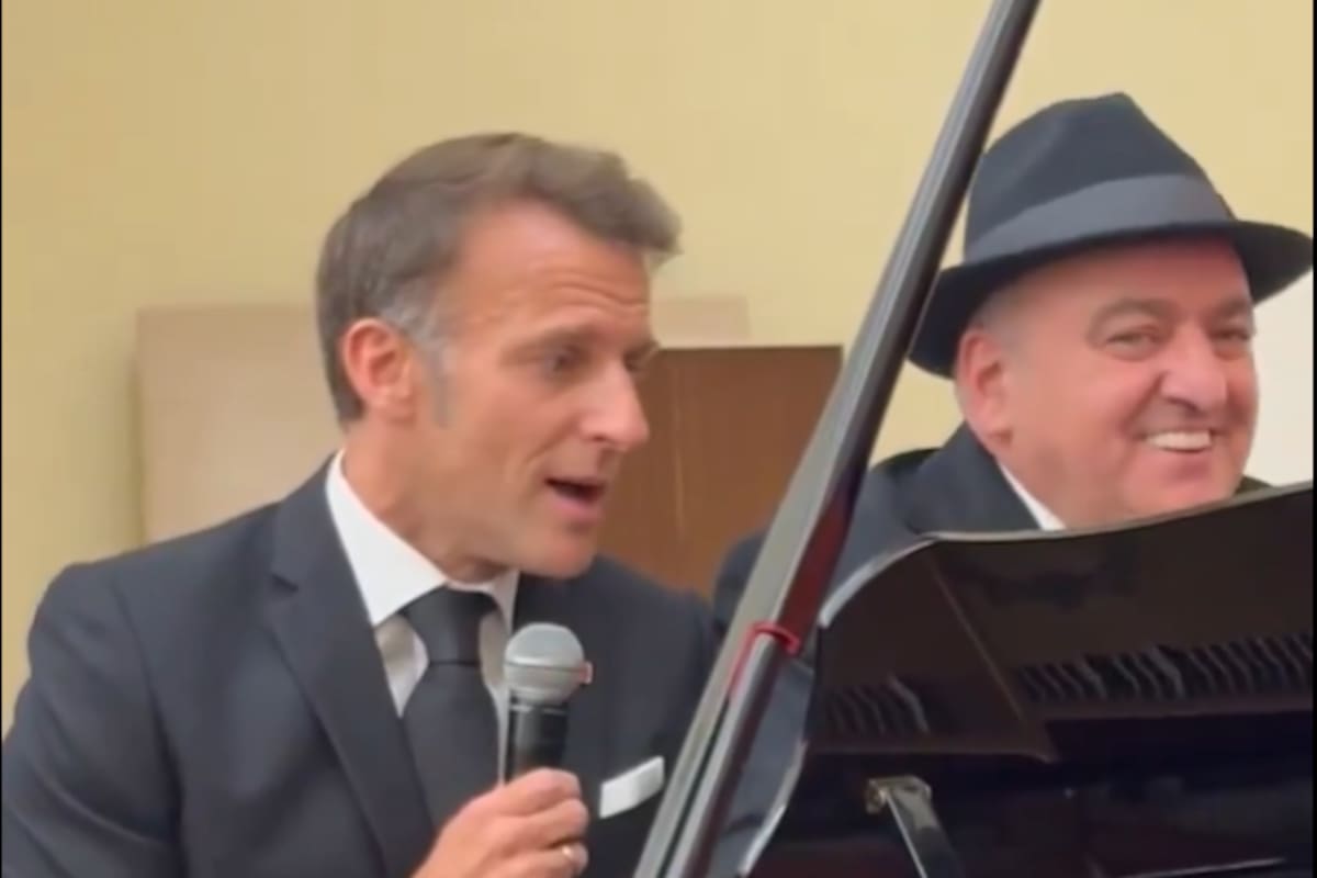 El presidente galo demostró sus dotes como cantante