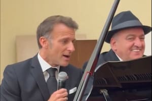 El presidente galo demostró sus dotes como cantante