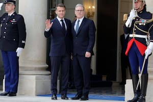 El presidente galo, Emmanuel Macron junto al primer ministro británico, Keir Starmer, en el Palacio del Elíseo, en París