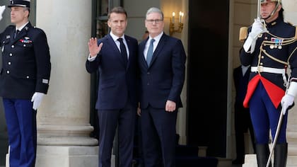 El presidente galo, Emmanuel Macron junto al primer ministro británico, Keir Starmer, en el Palacio del Elíseo, en París