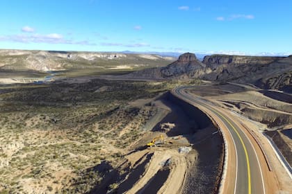 El presidente habilitó en Mendoza un nuevo tramo de la ruta nacional 40 en el sur provincial, que permitirá reducir los tiempos del trayecto.