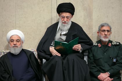 El presidente Hassan Rohani; el líder supremo, Ali Khamenei, y el nuevo jefe de las fuerzas Quds, Esmail Qaani, participaron juntos de un acto en Teherán
