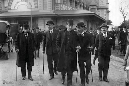 El presidente Hipólito Yrigoyen junto al Titular de la Sociedad Rural, Joaquín de Anchorena, y al ministro de Agricultura, Alfredo Demarchi, en 1920