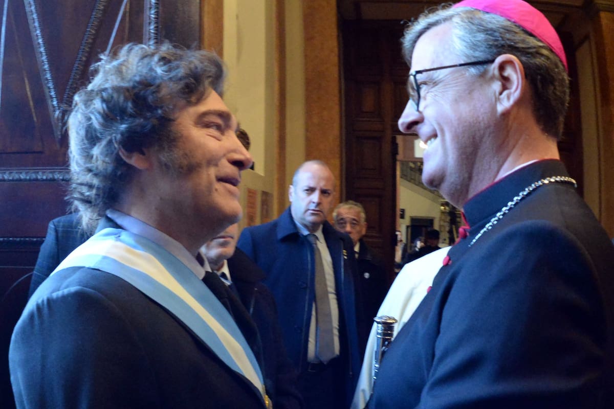 El presidente HJavier Milei es recibido en el atrio de la Catedral por el arzobispo de Buenos Aires, Jorge García Cuerva