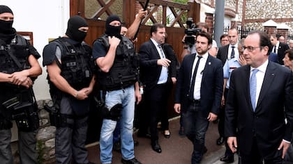 El presidente Hollande, a su llegada ayer a la localidad de Saint-Étienne-du-Rouvray