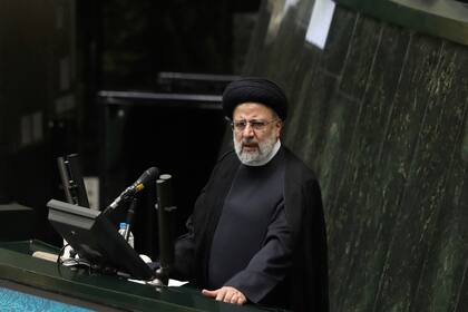 El presidente Ibrahim Raisi defiende sus postulaciones a los ministerios ante el Parlamento en Teherán, Irán, miércoles 25 de agosto de 2021. (AP Foto/Vahid Salemi)