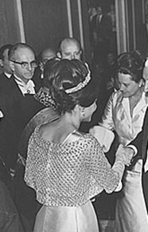 El presidente Illia saluda a la esposa del sha de Persia, Farah Diba, el 12 de mayo de 1965