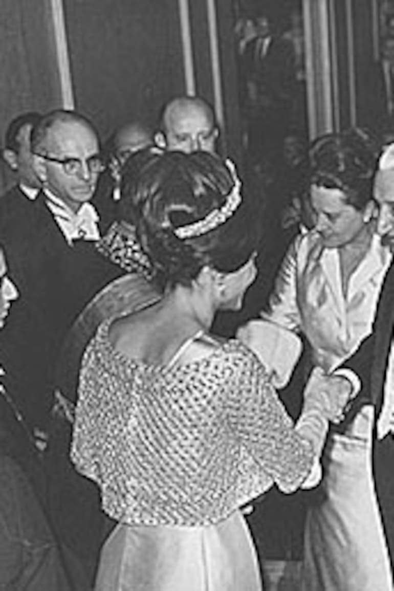 El presidente Illia saluda a la esposa del sha de Persia, Farah Diba, el 12 de mayo de 1965