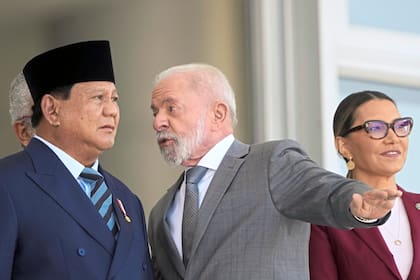 El presidente indonesio, Prabowo Subianto, y el mandatario Luiz Inacio Lula da Silva, junto a su esposa Janja, en el Palacio del Planalto, en Brasilia.