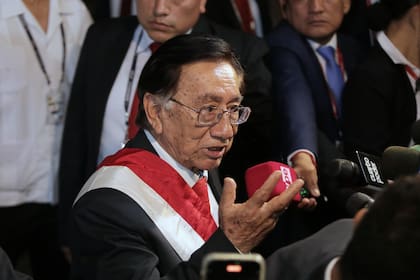 El presidente interino José María Balcázar habla con los periodistas a su llegada al palacio presidencial tras ser designado por los legisladores, el 18 de febrero de 2026