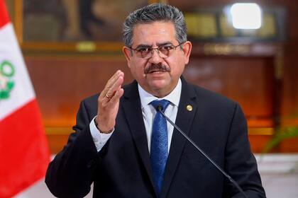 El presidente interino peruano Manuel Merino anunciando su renuncia en un mensaje televisado desde el Palacio de Gobierno, el 15 de noviembre de 2020