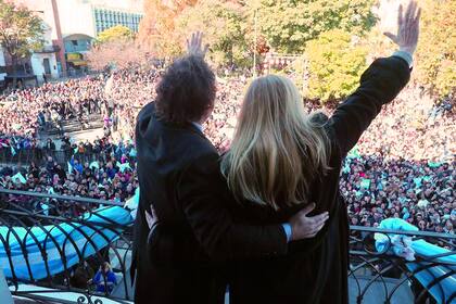 El Presidente invitó a Karina Milei al balcón para saludar a la militancia libertaria durante el acto oficial en Córdoba