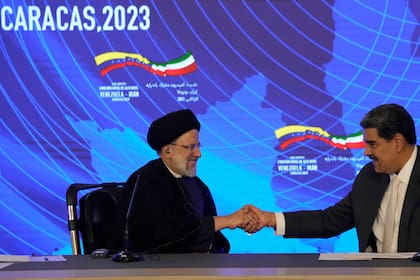El presidente iraní, Ebrahim Raisi, estrecha la mano del presidente venezolano, Nicolás Maduro, al término de su reunión en el palacio presidencial de Miraflores, en Caracas, Venezuela, el lunes 12 de junio de 2023.