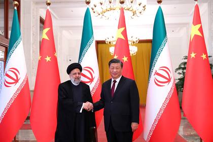 El presidente iraní Ebrahim Raisi (izq) con el presidente chino Xi Jinping en Beijing el 14 de febrero de 2023. Foto proveída por el website de la presidencia iraní. (Presidencia iraní via AP)