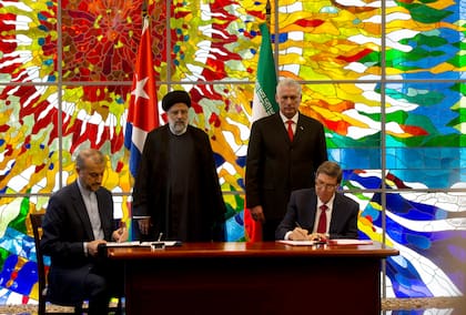 El presidente iraní, Ebrahim Raisi, izquierda, y el presidente cubano, Miguel Díaz-Canel, de pie junto a sus respectivos ministros de Relaciones Exteriores, Hossein Amir Abdollahian y Bruno Rodríguez, en la firma de acuerdos bilaterales durante su visita en La Habana, Cuba, el jueves 15 de junio de 2023. (AP Foto/Ismael Francisco)