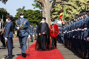 El presidente iraní Ebrahim Raisi llega al palacio presidencial de Uganda, en Entebbe, Uganda, el 12 de julio de 2023. (AP Foto/Hajarah Nalwadda)